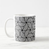 Schwarz-weißes Halbkreis-Spiralbogen-Kurvenmuster Kaffeetasse (Links)