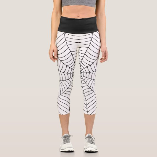 Schwarz-weißes Halloween-Muster im Spinnennetz Capri Leggings (Vorderseite)