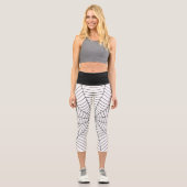 Schwarz-weißes Halloween-Muster im Spinnennetz Capri Leggings (Vorderseite)