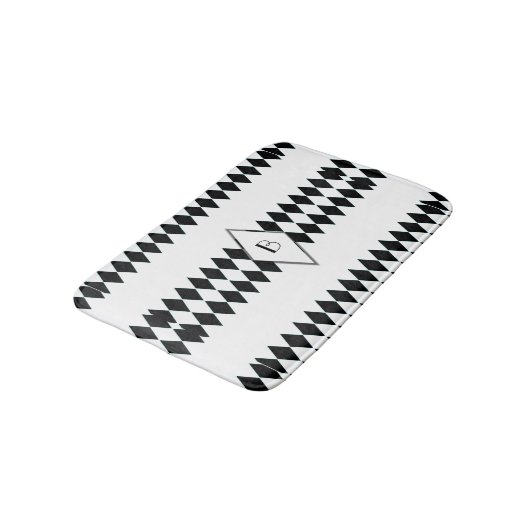 Schwarz-weißes Harlekin-Muster-Monogramm Badematte (Schrägansicht)