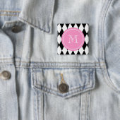 Schwarz-weißes Harlekin-Muster, rosa Monogramm Button (Beispiel)