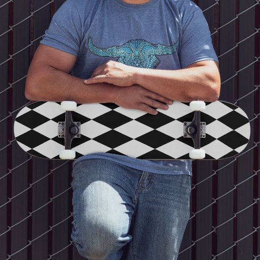 Schwarz-weißes Harlequin Diamonds-Musterdesign Skateboard