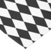 Schwarz-weißes Harlequin Diamonds-Musterdesign Tischdecke (Schrägansicht)