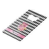 Schwarz-weißes Harlequin mit rosa Blume und Name Geldbeutel Flaschenöffner (Vorderseite Schrägansicht)
