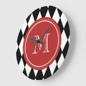 Schwarz-weißes Harlequin-Muster, rotes Monogramm Große Wanduhr (Winkel)