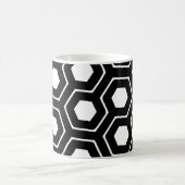 Schwarz-weißes Hexagon Honeycomb Geometrisches Mus Kaffeetasse (Mittel)