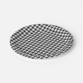 Schwarz-weißes Houndstooth-Muster Pappteller (Schrägansicht)