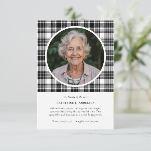 Schwarz-weißes Kariertes Beileid Foto Beerdigung Dankeskarte (Stehend Vorderseite)