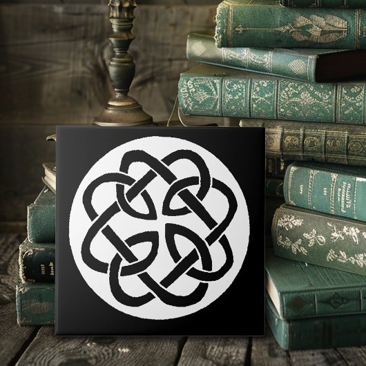 Schwarz-weißes keltisches Knotenmuster-Kreissymbol Fliese