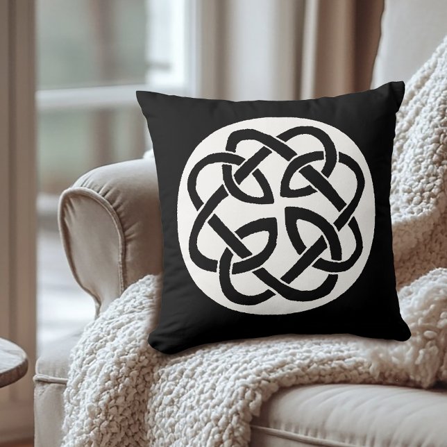 Schwarz-weißes keltisches Knotenmuster-Kreissymbol Kissen (Von Creator hochgeladen)