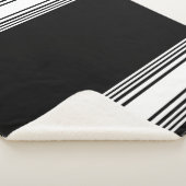 Schwarz-weißes Kontrastmuster Sherpadecke (3/4)