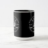 Schwarz-weißes Loch in einem Golfball und in Clubs Zweifarbige Tasse (Mittel)