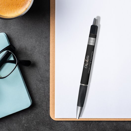 Schwarz-weißes Logo für die Bezeichnung von Monogr Kugelschreiber