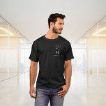 Schwarz-weißes Logo für Monogramm T-Shirt<br><div class="desc">Ein schwarzer Hintergrund,  weißer Text. Personalisieren und fügen Sie Ihr Firmenlogo,  Monogramm Initialen,  Name.</div>