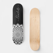 Schwarz-weißes Mandala Muster Monogram Skateboard (Vorderseite)