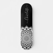 Schwarz-weißes Mandala Muster Monogram Skateboard (Vorne)