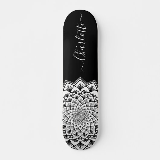Schwarz-weißes Mandala Muster Monogram Skateboard (Vorne)