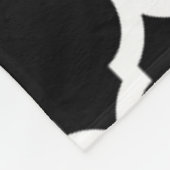 Schwarz-weißes marokkanisches Quatrefolienmuster Fleecedecke (Ecke)
