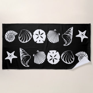 Schwarz-weißes Meeresschalen-Strandtuch-Design Strandtuch