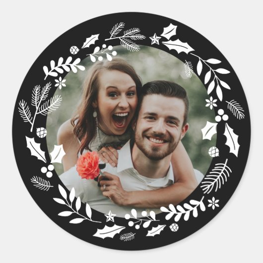 Schwarz-weißes Minimal-Kranz-Foto Runder Aufkleber (Vorderseite)