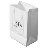 Schwarz-weißes Minimalistisches Monogramm-Elegant Mittlere Geschenktüte (Vorderseite Schrägansicht)