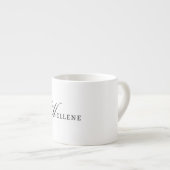 Schwarz-weißes Minimalistisches und Chic Monogramm Espressotasse (Vorderseite Rechts)