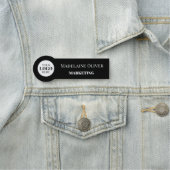 Schwarz-weißes Mitarbeiterlogo Namensschild (Beispiel)