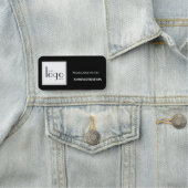 Schwarz-weißes Mitarbeiterlogo Namensschild (Beispiel)