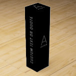 Schwarz-weißes, modernes Personalisiertes Geschenk Weinbox<br><div class="desc">Sleek & Modern Minimalistisch Simple Black Custom Monogram Initial and Name Personalisiert Black and White Wine Gift Box ideal, um ein besonderes Geschenk an Ihren minimalen ästhetischen liebenden Freund oder Familienmitglied, Freund, Freundin, Mitarbeiter, Coach oder Chef. Fügen Sie Ihren eigenen Anfangsbuchstaben und -text, Ihre Formulierung oder Ihren Satz hinzu, um...</div>