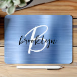 Schwarz-weißes Monogramm aus blaugegossenem Metall Mousepad<br><div class="desc">Dieses elegante personalisierte Mauspad verfügt über ein Monogramm und einen Vornamen in modernem Schwarz-Weiß-Skript auf einem hellblauen,  gebürsteten Metallhintergrund.</div>