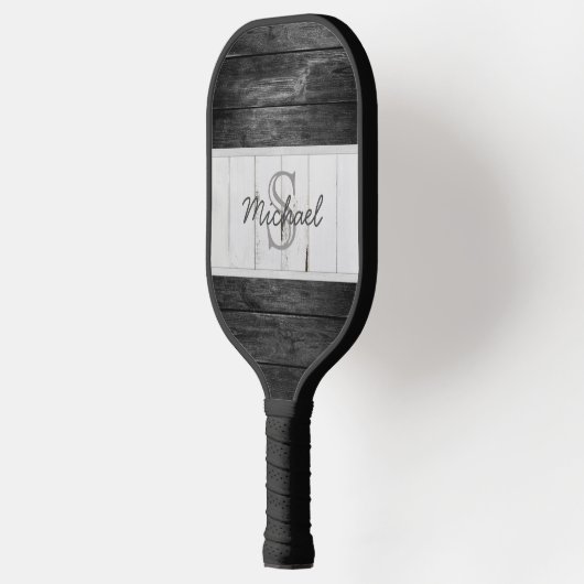 Schwarz-weißes Monogramm aus rustikalem Holz Pickleball Schläger (Links)