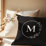 Schwarz-weißes Monogramm Floral personalisiert Kissen<br><div class="desc">Fügen Sie Ihrer Wohngestaltung eine Touch Eleganz mit unserem Schwarz-weißen Monogram Floral Kranz personalisierte werfen Kissen! Dieses stilvolle Akzent-Stück verbindet klassisches Monogramming mit einem zeitgenössischen Blumenkranz-Design und schafft so eine zeitlose Ergänzung zu jedem Lebensraum. Jedes Kissen aus hochwertigen Materialien ist weich, komfortabel und dauerhaft gebaut. Personalisieren Sie es mit Ihrem...</div>