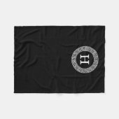 Schwarz-weißes Monogramm für den griechischen Schl Fleecedecke (Vorderseite (Horizontal))