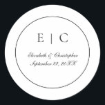 Schwarz-weißes Monogramm-Skript Traditionelle Hoch Runder Aufkleber<br><div class="desc">Monogram,  dieser klassische Schwarz-Weiß-Script-Schriftart Hochzeitsaufkleber mit Ihren Initialen,  Ihren Namen und Ihrem Hochzeitsdatum.</div>