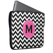 Schwarz-weißes Monogramm-Zickzack Muster Laptopschutzhülle (Vorne Rechts)