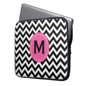 Schwarz-weißes Monogramm-Zickzack Muster Laptopschutzhülle (Vorderseite Links)