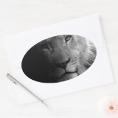Schwarz-weißes Motivierend Leadership Lion Portrai Ovaler Aufkleber (Umschlag)