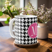 Schwarz-weißes Muster des rosa Hahnentrittmusters Kaffeetasse