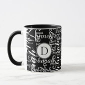Schwarz-weißes Namensmuster mit Monogramm Tasse (Links)