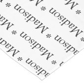 Schwarz-weißes Namenstext-Muster anpassen Kurzer Tischläufer (Ecke)