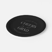 Schwarz-weißes Personalisiertes Cheers Grad Party Pappteller (Schrägansicht)