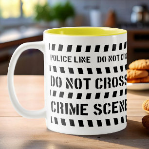 Schwarz-weißes Polizeiverbrechen-Szene-Thema Zweifarbige Tasse