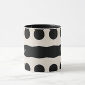 Schwarz-weißes Polka Dot Monogramm Einzigartiges M Tasse (Zentrum)
