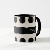 Schwarz-weißes Polka Dot Monogramm Einzigartiges M Tasse (VorderseiteRechts)