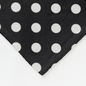 Schwarz-weißes Polka Dots Muster Fleecedecke (Ecke)