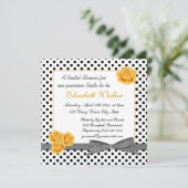 Schwarz-weißes Polkapunkt-Gelb-Rose Brautparty Einladung (Stehend Vorderseite)