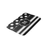 Schwarz-weißes Punkt-Streifen-Monogramm Badematte (Schrägansicht)