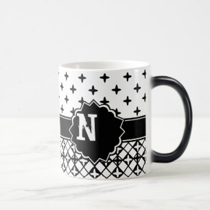 Schwarz-weißes Quatrefoil mit Monogramm Verwandlungstasse