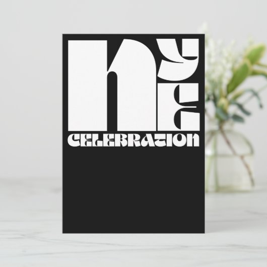 Schwarz-weißes Retro-Typografie-Silvesterfest-Part Einladung (Stehend Vorderseite)