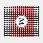 Schwarz-weißes rosa Herzmuster Monogramm Fleecedecke (Vorderseite (Horizontal))